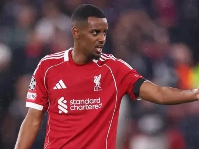 Hamann ‘nổi điên’ với Slot: Dám để Isak mới chấn thương đá chính trước PSG!