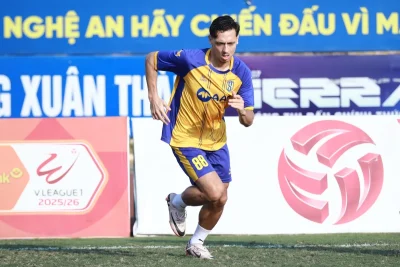 SLNA chính thức ra mắt tân binh Việt kiều: 'Tôi tự hào được về quê cha thi đấu' 1