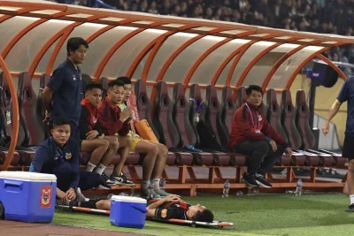 Sốc: Nguyễn Thái Sơn chấn thương nặng, phải cõng vào phòng thay đồ ngay trận ra mắt Ninh Bình FC 1