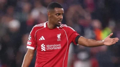 Hamann 'nổi điên' với Slot: Dám để Isak mới chấn thương đá chính trước PSG! 1